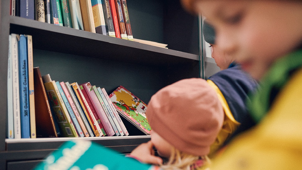 Unsere kleine Bibliothek hat auch für die kleinen Gäste so einiges zu bieten. Foto:@peterbender