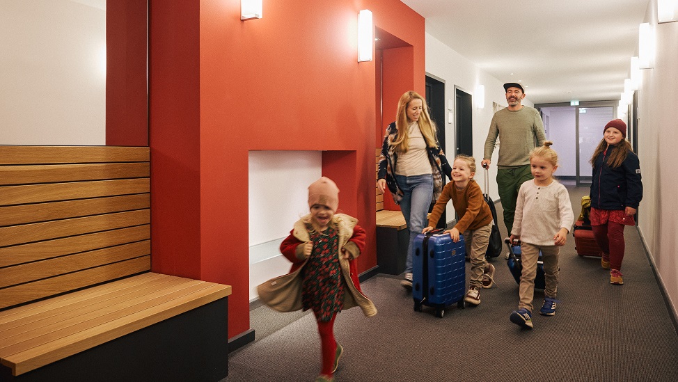 Die ehemaligen Schulflure sind unverändert breit  - für eine Familien - Anreise mit viel Gepäck perfekt! Foto: @peterbender