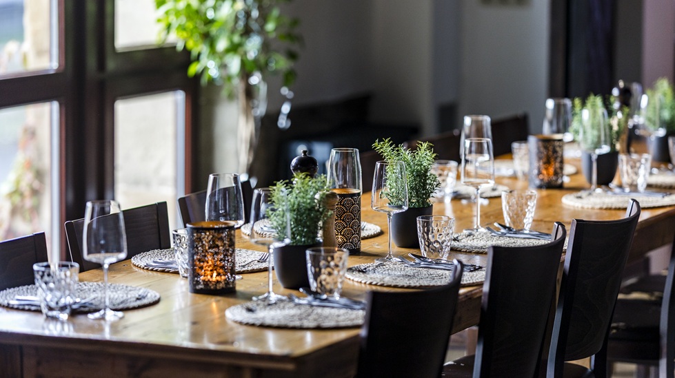 Im Weingut Altenkirch speisen Sie im stilvollen Ambiente. Lassen Sie sich vom Team rund um Lucas Grohs verwöhnen. Foto: Weingut Altenkirch