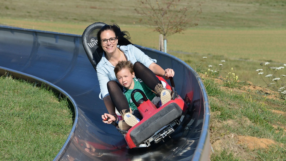 Viel Spaß für Klein und Groß - die Sommerrodelbahn an der Loreley! Foto: Loreleybob