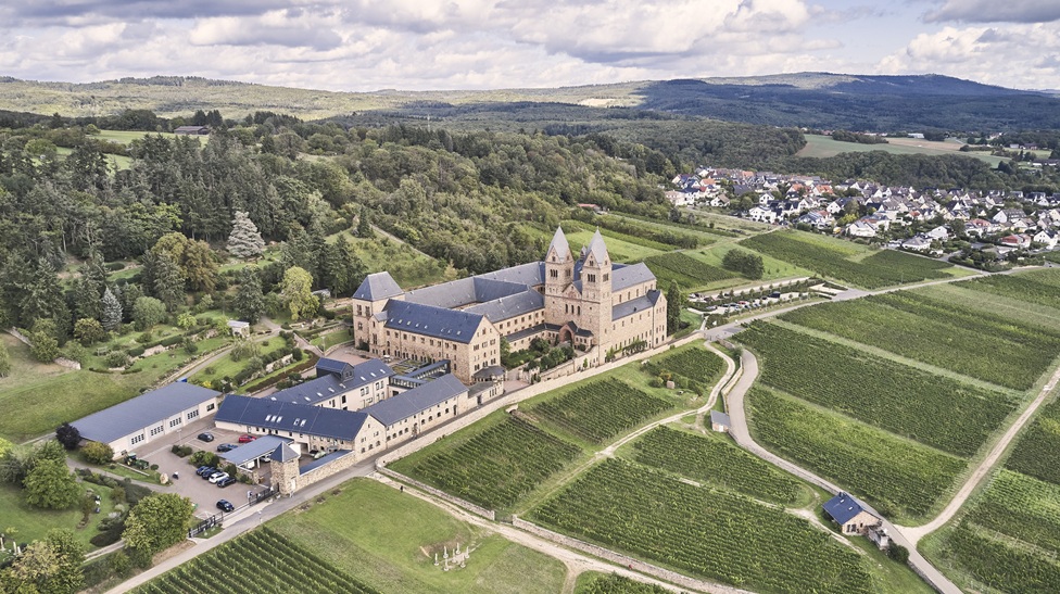 Auf der geführten Klostersteig - Wanderung kommen wir am imposanten Gebäude der Abtei St. Hildegard vorbei.
