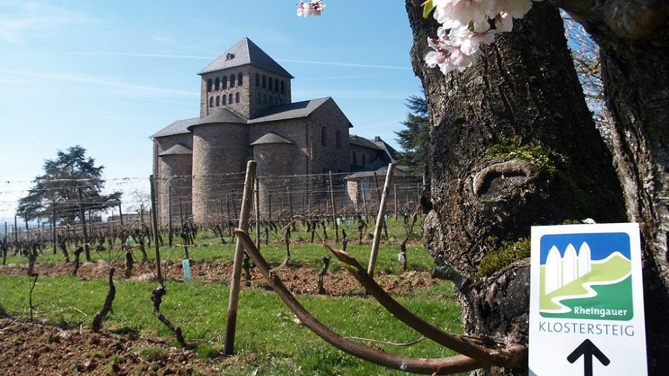 Auf dem Klostersteig kommen Sie in Johannisberg an der Basilika vorbei. Tipp: Hier unbedingt eine Rast einplanen!